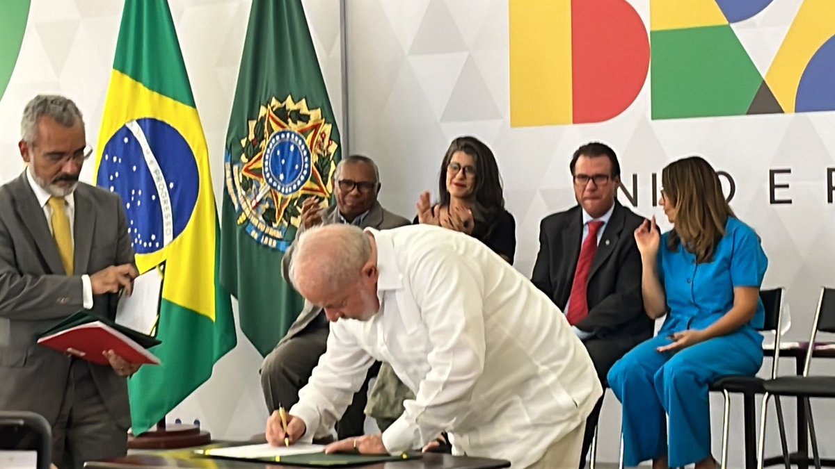 CONQUISTA DOS SERVIDORES! Hoje o Presidente <a href="/LulaOficial/">Lula</a> sancionou o reajuste de 9% para os Servidores Públicos Federais e de 200 reais no vale-refeição, após 7 anos. 

O acordo foi construído com as Centrais Sindicais e os sindicatos das categorias.

Ainda não é o ideal, mas