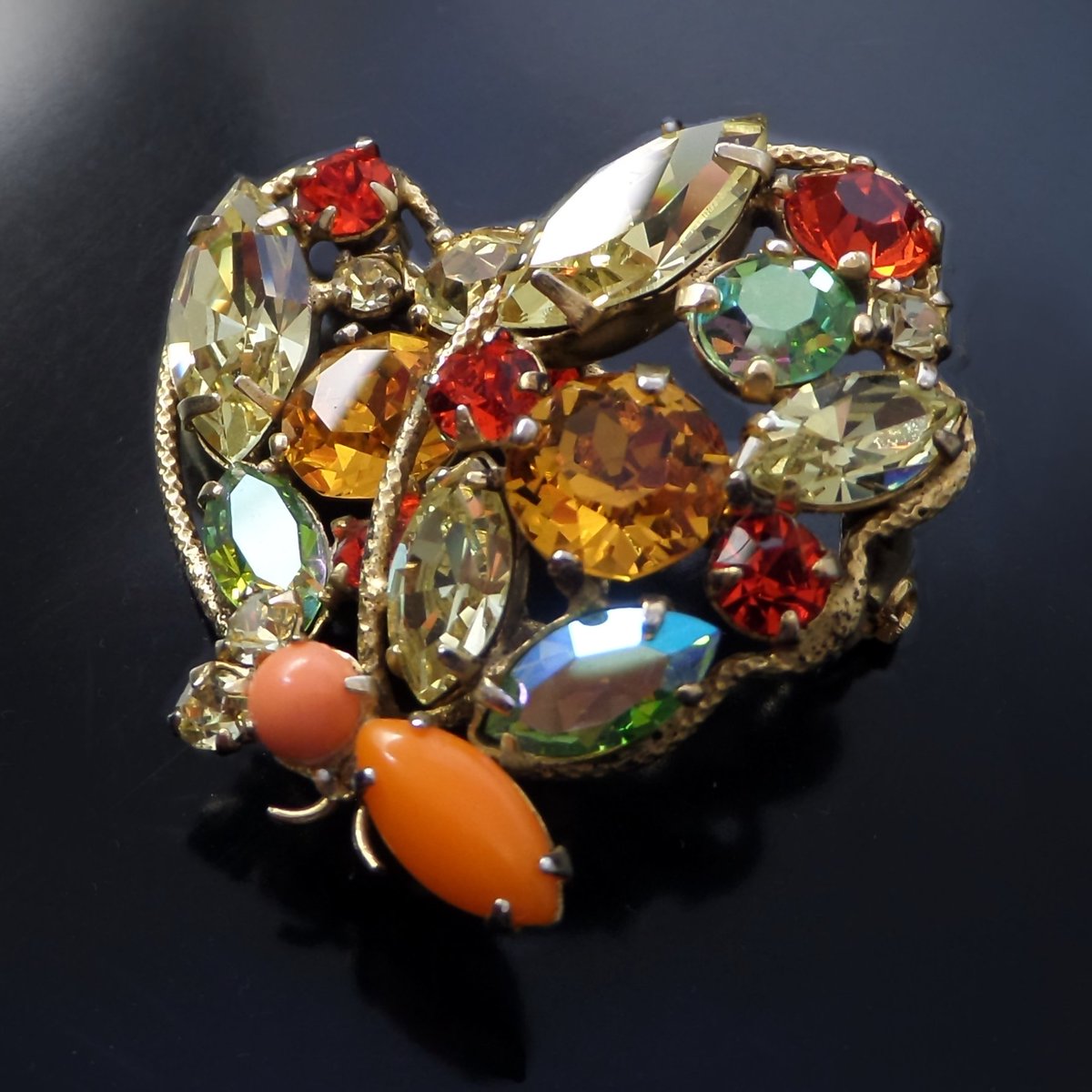 YearsAftercom's tweet photo. Regency Rhinestone Multi-Color Butterfly Brooch 
https://t.co/Zm7BDarpyl
 #butterflybrooch #designerjewelry #regencyjewelry #rhinestonebutterfly #vintagejewelry #YearsAfter #mothersdaygifts2023 #rhinestonejewelry #springjewelry #multicolorjewelry #etsyseller #vintagedesigner https://t.co/Uo9olq1iMA