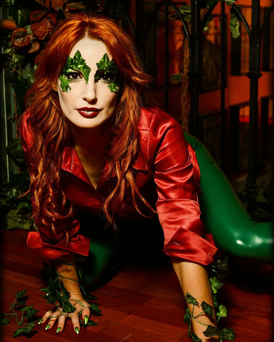 Nereida_019's tweet photo. "Ven conmigo. Mi jardín necesita cuidados" 🌿🩷💙
Harley Quinn @kristy_roldan
Fotografo @clickarth
Mua @spooky_xmr
#poisonivy #lassirenasdegotham #harleyquinn #cosplay #dccosplayer #dc #model #modelodefotografía #modeloprofesional #photography #caracterización  #modelomadrid https://t.co/GMsLVLBLpY