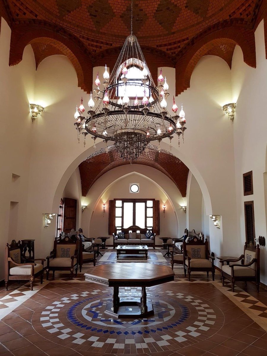 بيت مزرعة القرينة 

📍طريقة البناء:
 مبني بالحوائط الحاملة باستخدام الطوب الطيني المضغوط  من البيئة المحيطة 
📍موقع المشروع :
وسط مزرعة لأشجار النخيل على بعد 80كم من الرياض 
📍مصمم المشروع : 
المعماري Mohamed AL Rafei
Adeem Consultants- Arch.