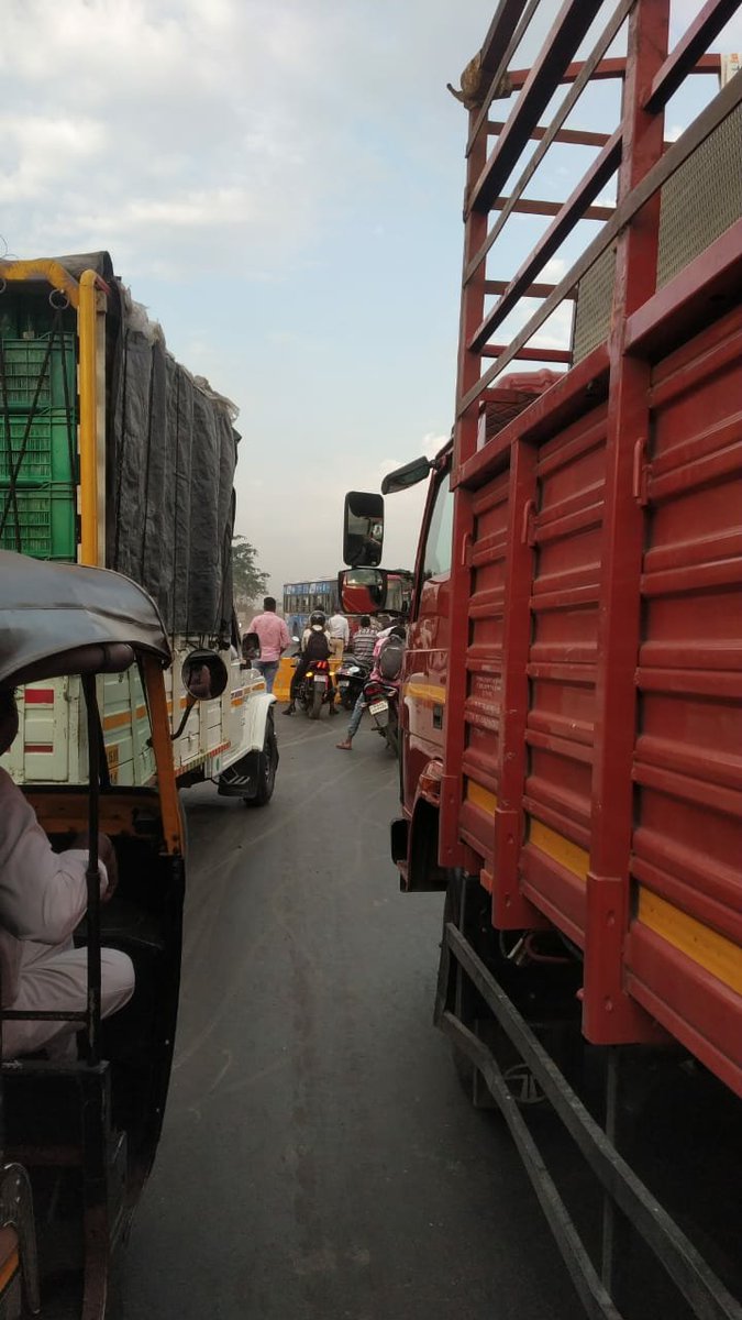 Riteshsm77's tweet photo. No one cares for time of common people.... Daily Traffic Jam at Mumbai Nashik Highway it takes 1 hour to reach majiwada 

@CMOMaharashtra @ThaneTraffic  @QueenofThane  please do cisit here by car and experience how time is wasted https://t.co/pIUhHNpRY5