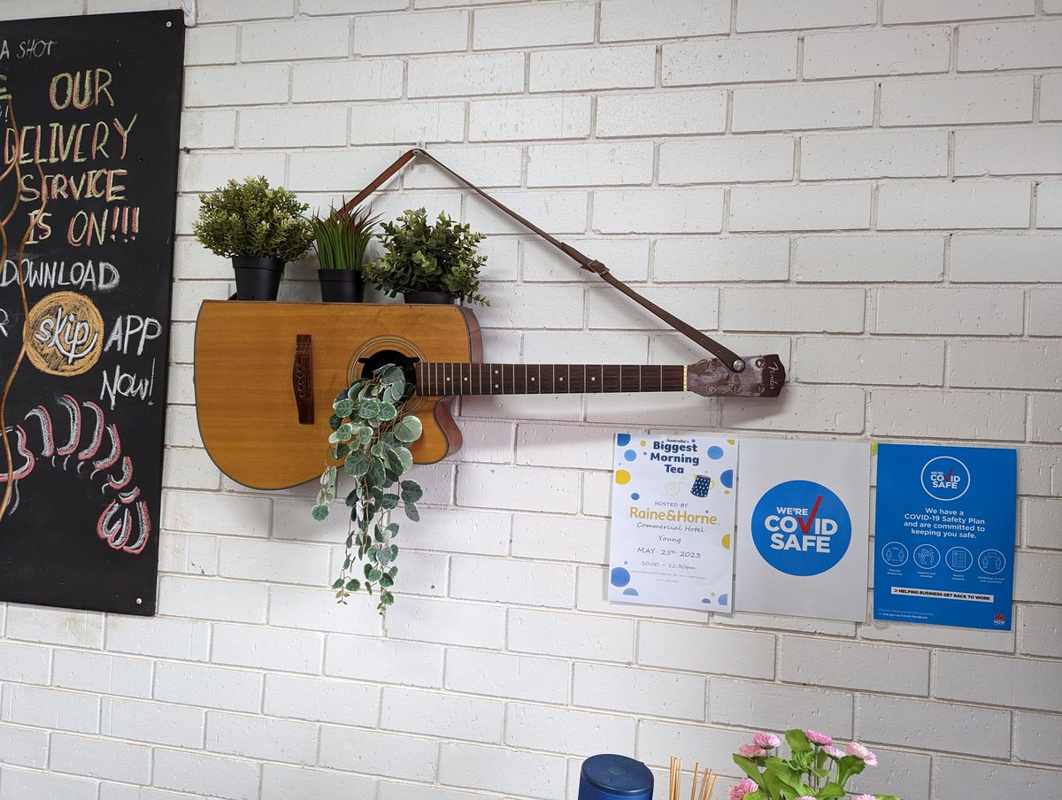 thelochok's tweet photo. Look at how this cafe murdered this poor defenceless instrument!
#Guitar #RipFender https://t.co/DFeejUjeFs