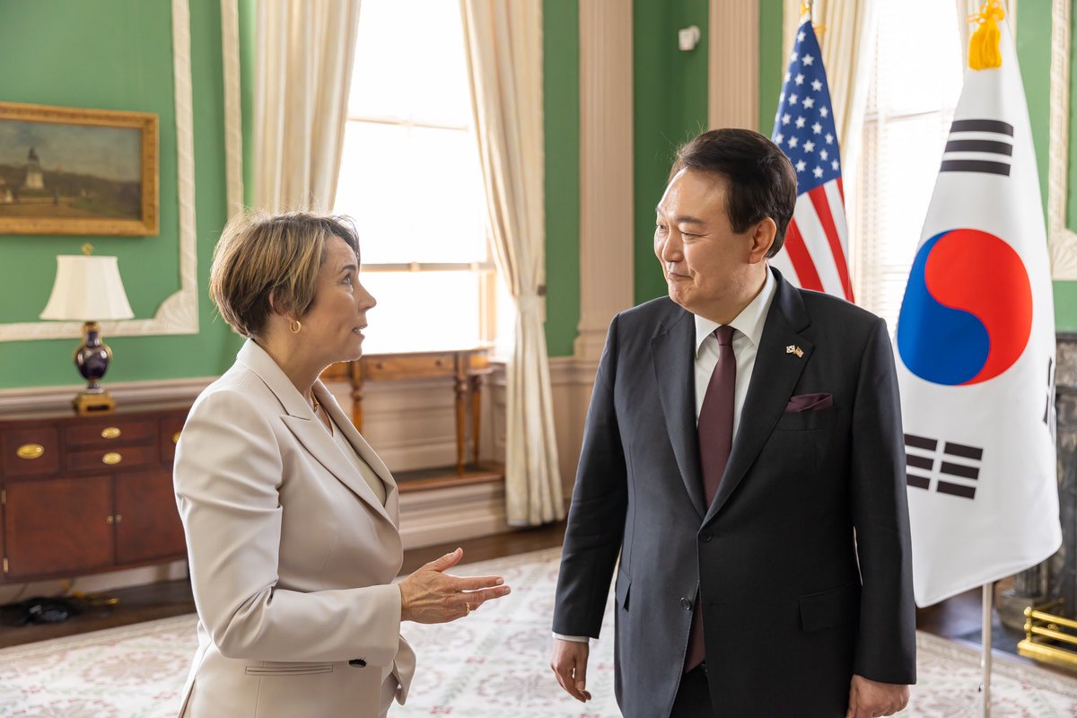 MassGovernor's tweet photo. It was an honor to welcome President Yoon of the Republic of Korea to Massachusetts and strengthen the economic ties that drive innovation at home and abroad. 

Our shared values and historic commitment to freedom and democracy will guide our continued collaboration. https://t.co/D1CIc9wUM7