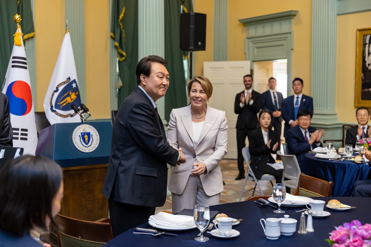 MassGovernor's tweet photo. It was an honor to welcome President Yoon of the Republic of Korea to Massachusetts and strengthen the economic ties that drive innovation at home and abroad. 

Our shared values and historic commitment to freedom and democracy will guide our continued collaboration. https://t.co/D1CIc9wUM7
