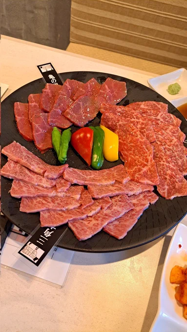 昨日地元からちょっと電車乗ってちょっと歩いた場所の焼肉屋行ったんだけどめっちゃ美味しくて楽しかった 霜降のステーキついて(赤身と選べる)平日コース3500円とかお得すぎ