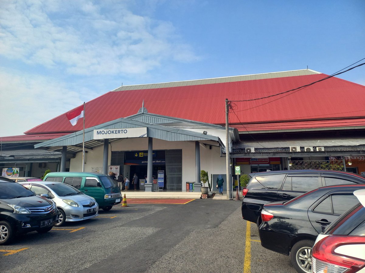 Ahliana_co_id's tweet image. Mojokerto Train Station.
Purchased local train ticket from Mojokerto train station to Sidoarjo train station for IDR 4,000!. Beautifully cheap! :)
#mojokerto #eastjava #indonesia #trainstation