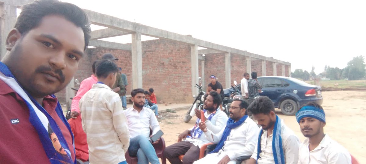 NASIRAL05336237's tweet photo. कप्तानगंज बाजार बस्ती में पार्टी प्रत्याशी जमीरूल हसन उर्फ लल्ला भैय्या जी के लिए पार्टी की राजनीति तैयार करते हुए https://t.co/cuypSKpnIN