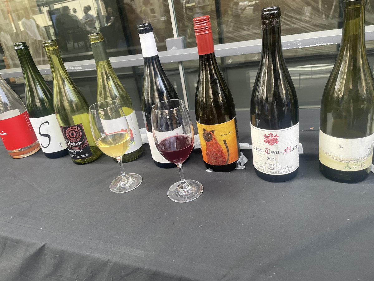 shiro_2008's tweet image. パンは全滅、ワインは買えたけどまさかの1人2杯縛り。小諸のシャルドネと函館の赤

#metromin
#miharamin
#localbread 
#japanesewine