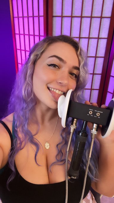 oh noo!! she&rsquo;s licking the mic again!!! https://t.co/9MENUMFQAJ