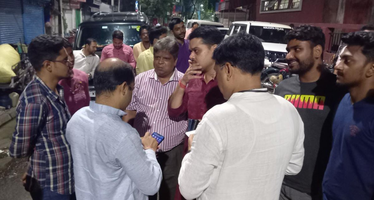 BhaskarRayBJP1's tweet photo. রাত তখন দেড়টা। তৃণমূল সরকারের গুন্ডা বাহিনীর হেডকোয়ার্টার লালবাজারের বাইরে আমরা KNSD Team. তখনও ভাই জিতেনকে ওরা আটকে রেখেছে। বরানগরের পূজা, অঙ্কিত, বিধাননগরের পঙ্কজকে মাত্র ছেড়েছে। চোর সরকারের বিরুদ্ধে শান্তিপূর্ণ মিছিলের অপরাধে ওদের গ্রেফতার করেছিল মূখ্যমন্ত্রীর বাহিনী। https://t.co/PtjApsIm5J