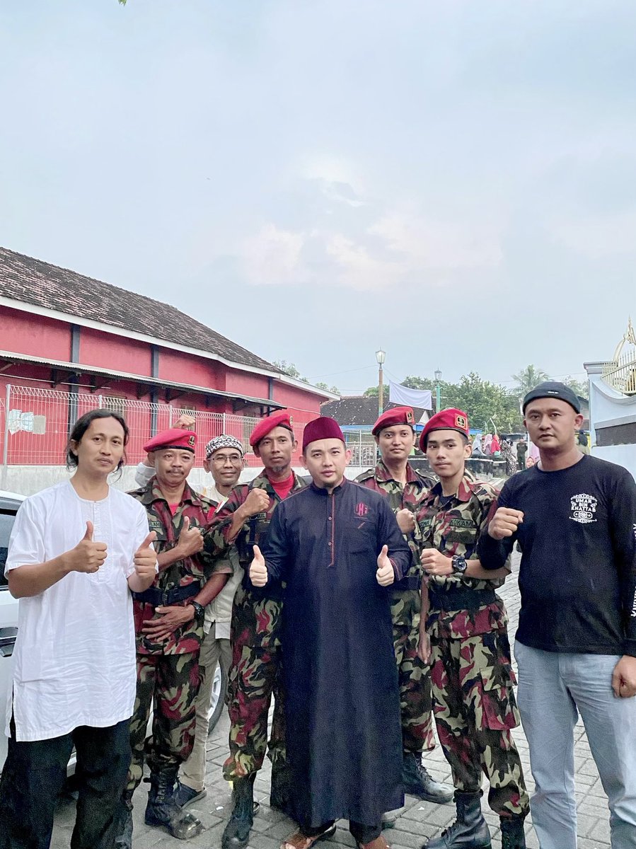 Hilmi28's tweet photo. Terimakasih teman2 KOKAM yg telah mengawal saya selama acara Tabligh Akbar di Boyolali. Matur nembah nuwun 🙏 https://t.co/sqAjVIa855