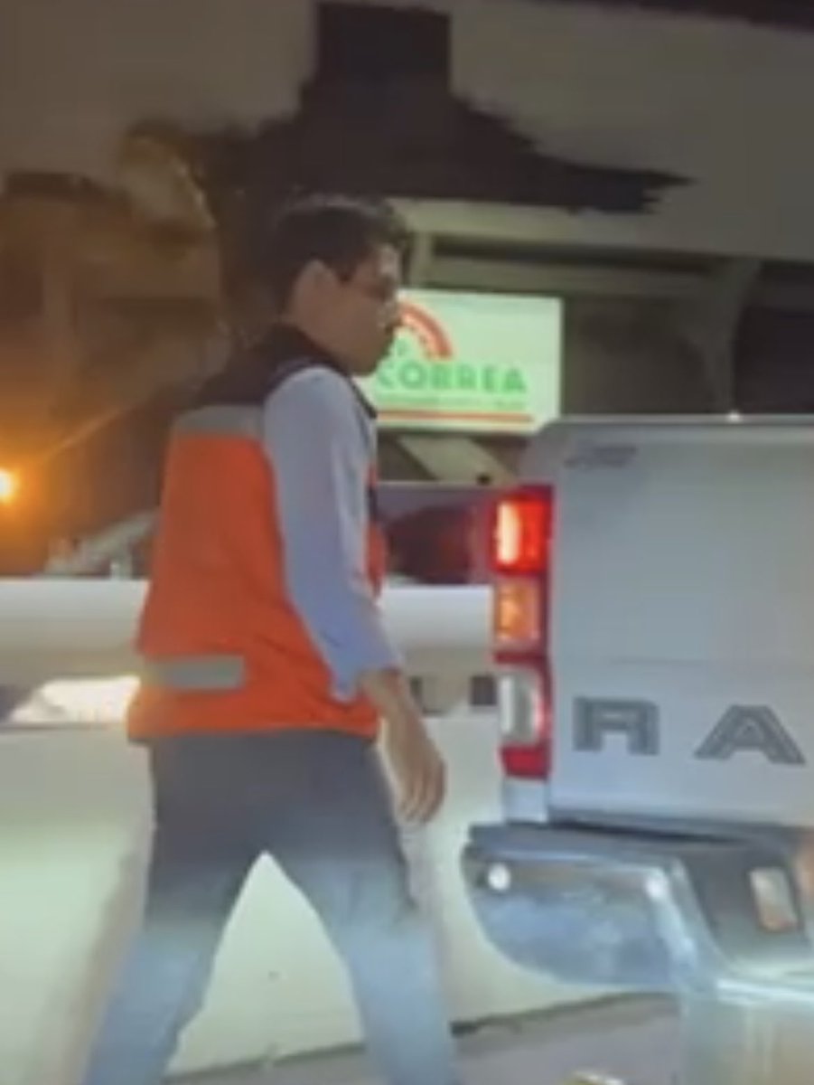 erikaecre's tweet photo. @CiudadyPoderMx @PlazaDeArmasQro @MpioCorregidora @PCCorregidora1 @AlertaQro @Quadratin_Qtro @RobertSosaP conductor se niega a dar paso uno a uno y avienta el carro, provocando rayones y finalmente se da a la fuga #Inseguridad #Queretaro https://t.co/UrR7ubbcbY