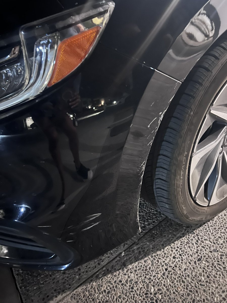 erikaecre's tweet photo. @CiudadyPoderMx @PlazaDeArmasQro @MpioCorregidora @PCCorregidora1 @AlertaQro @Quadratin_Qtro @RobertSosaP conductor se niega a dar paso uno a uno y avienta el carro, provocando rayones y finalmente se da a la fuga #Inseguridad #Queretaro https://t.co/UrR7ubbcbY