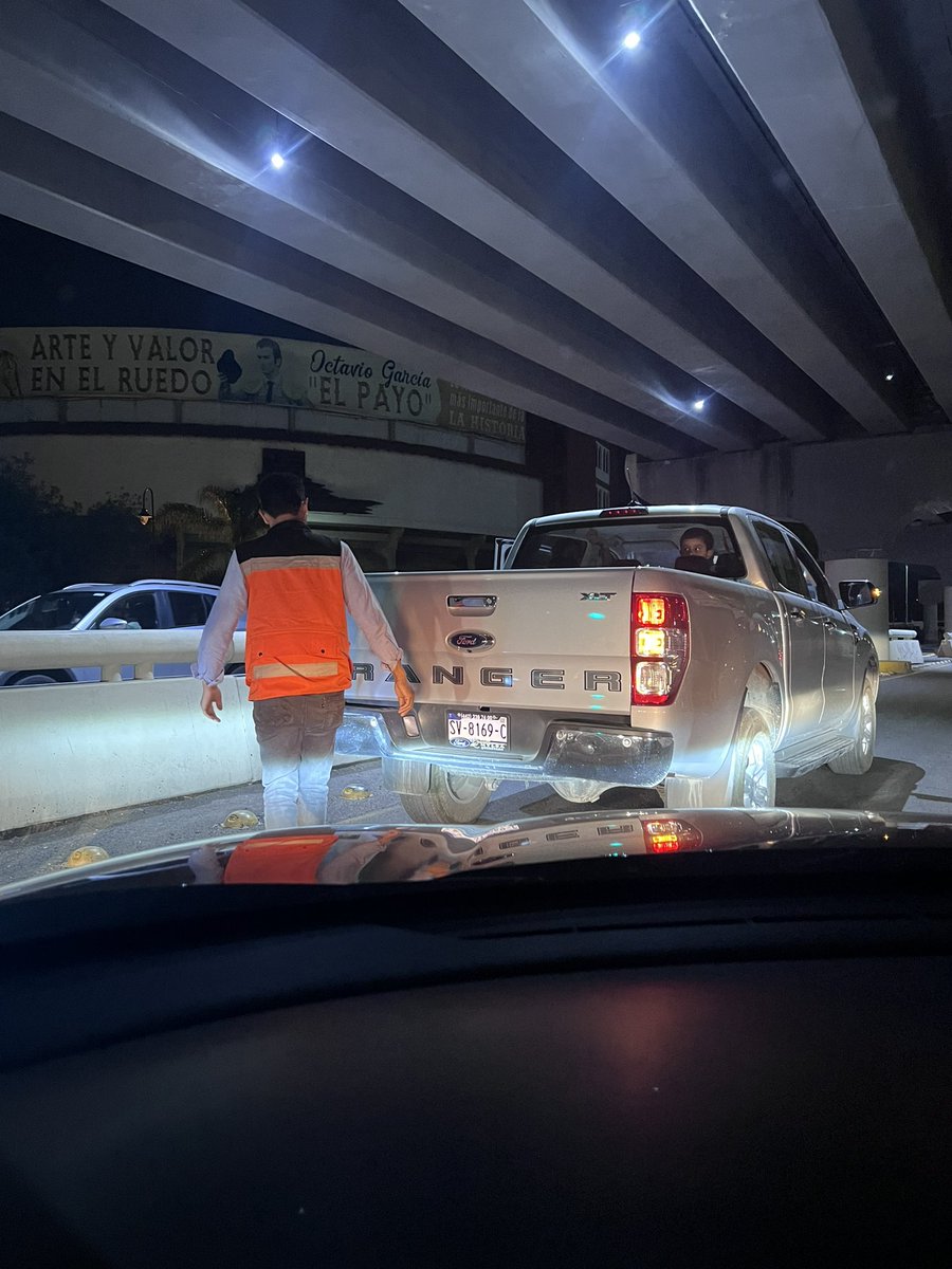erikaecre's tweet photo. @CiudadyPoderMx @PlazaDeArmasQro @MpioCorregidora @PCCorregidora1 @AlertaQro @Quadratin_Qtro @RobertSosaP conductor se niega a dar paso uno a uno y avienta el carro, provocando rayones y finalmente se da a la fuga #Inseguridad #Queretaro https://t.co/UrR7ubbcbY