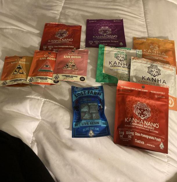 LiciousTt's tweet photo. Decisions... Decisions... all my favorite!
time for a gummy and a Dab!
what's your flavor!?
#fukm #tgif #weedlovers #kanhanano #lostfarm #bluedream #bluebanana #peach #sweettooth #stonerchicks #weedlovers #cannaland #Mmemberville https://t.co/9lNS9EHl69