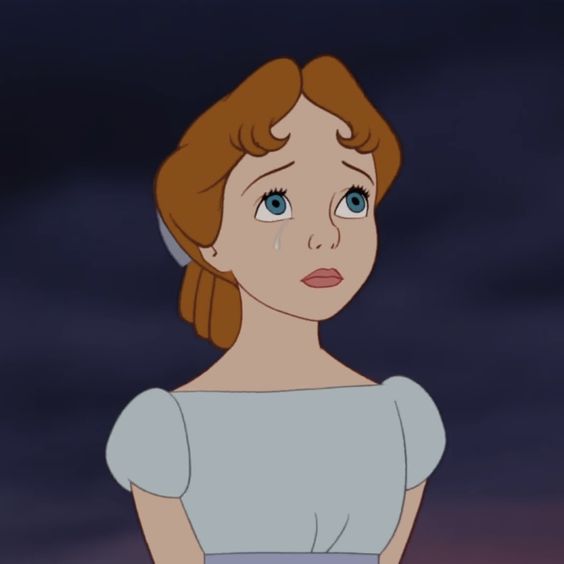 Lislumbre's tweet photo. Você nunca verá uma Terra do Nunca mais morta do que a de Peter Pan e Wendy (2023, dir. David Lowery), não apenas em termos de paleta de cores, mas também em relação ao simbolismo, imaginação e mensagens que deveriam ressoar. 

O filme apresenta uma união entre a estética desbotada e uma aventura sem energia, com personagens descaracterizados e sem carisma. 

Na tentativa de inovar, faltou profundidade, deixando tudo apenas superficial. Nas partes em que tentaram fazer uma releitura forçada, foi evidenciada uma grande ignorância em relação à obra original de J. M. Barrie.

Se na animação de 1953 saíamos acreditando que poderíamos voar, aqui nos sentimos presos ao chão por grilhões que nos impedem de retornar à magia da infância.

O filme não possui fé, pensamentos felizes ou sequer um fragmento do pózinho mágico das fadas.

#PeterPanEWendy