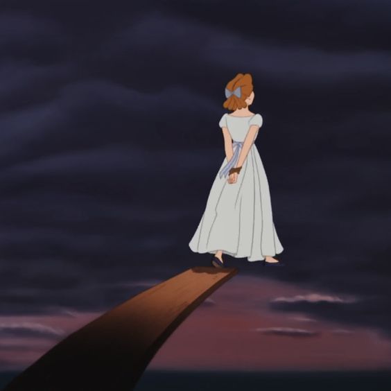 Lislumbre's tweet photo. Você nunca verá uma Terra do Nunca mais morta do que a de Peter Pan e Wendy (2023, dir. David Lowery), não apenas em termos de paleta de cores, mas também em relação ao simbolismo, imaginação e mensagens que deveriam ressoar. 

O filme apresenta uma união entre a estética desbotada e uma aventura sem energia, com personagens descaracterizados e sem carisma. 

Na tentativa de inovar, faltou profundidade, deixando tudo apenas superficial. Nas partes em que tentaram fazer uma releitura forçada, foi evidenciada uma grande ignorância em relação à obra original de J. M. Barrie.

Se na animação de 1953 saíamos acreditando que poderíamos voar, aqui nos sentimos presos ao chão por grilhões que nos impedem de retornar à magia da infância.

O filme não possui fé, pensamentos felizes ou sequer um fragmento do pózinho mágico das fadas.

#PeterPanEWendy