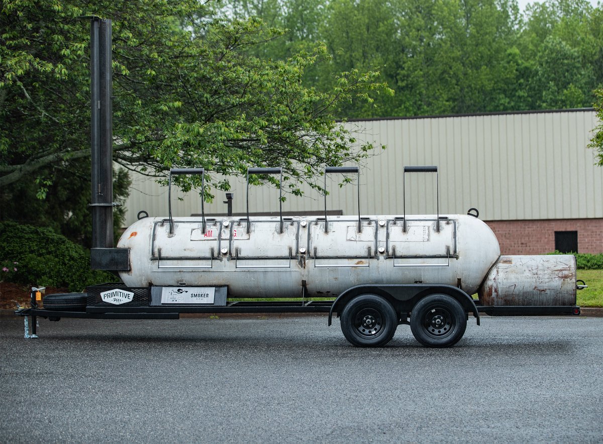The 1000 gal comes in a variety of configurations. Shown here on a 70 Series. The 1000 starts at $9,490 on skids. #primitivepits 

#barbecue
#barbeque
#twin1k
#craftsmansmoker
#mobilepithouse
#texasbarbeque
#centraltexasbbq
#txbbq
#ｂｂｑ
#bbq
#woodfirecook
#1000gallonsmoker