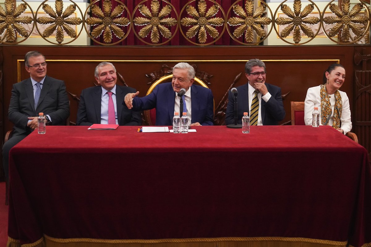 lopezobrador_'s tweet photo. Nos reunimos con senadoras y senadores que representan, con mucha dignidad, a nuestro querido pueblo e impulsan el movimiento de transformación de México. https://t.co/dYVieGEmht