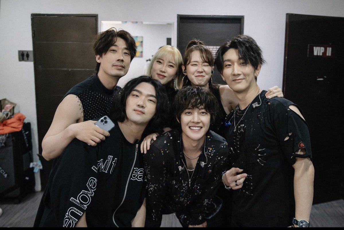 miyslng3's tweet photo. These two photos look familiar 😊
~ like time travelling machine! 
He &amp; Gemini Band are hardly aged 🥰 https://t.co/NjjMoYx9i7
