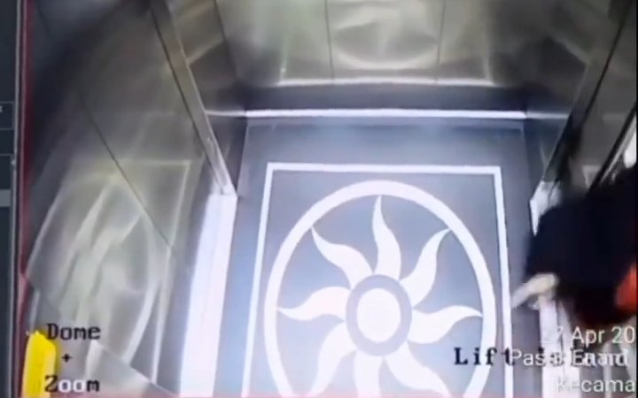 PaltiHutabarat's tweet photo. Aneh banget ini lift di Bandara Kualanamu 😳 https://t.co/SJPCGgnCSh