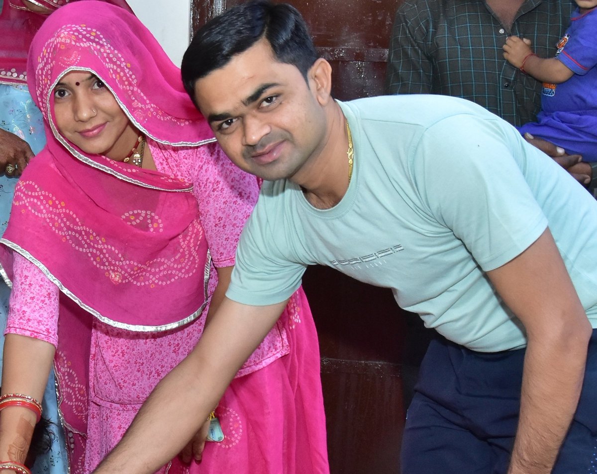 BLDaraRES1's tweet photo. मानजोग... जीवनसंगिनी 
आप राज नै ब्याव री बरसगांठ री हियै तणी बधाई अर मोकळी मोकळी मंगलकामनावां, भगवान सूं अरदास कै आपरी जोड़ी न हरमेस निरोगी राखे, खुश राखे । https://t.co/E8H7ZTRQjt