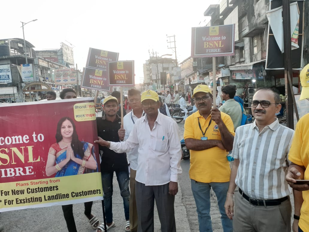 PatilVdp197's tweet photo. *Yesterday(Friday)evening a Rally/Road Show/ Marketing Campaign was arranged at Badlapur West area near Railwaystation Market area.*

*TIP Milind Enterprises , Badlapur and Ulhasnagar Staff actively participated in the rally.* https://t.co/vEmLwJoJjT