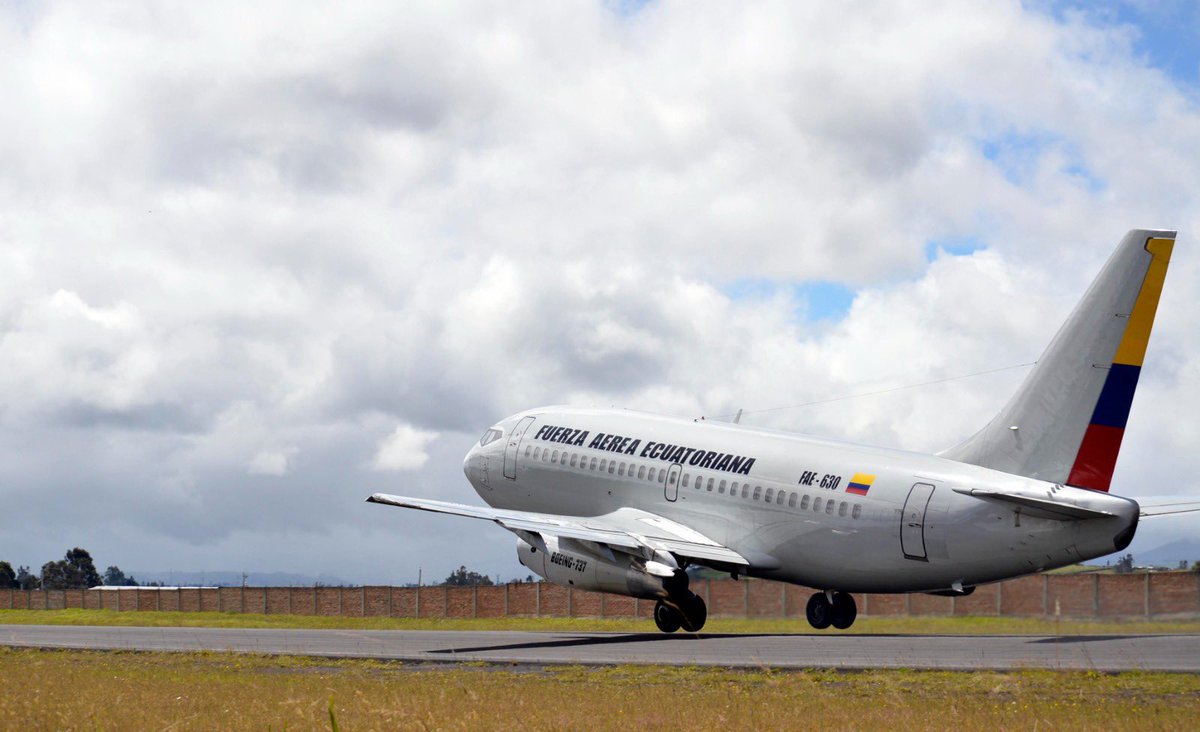 FuerzaAereaEc's tweet photo. Oficiales pilotos del Ala de Transporte Nro. 11 alcanzaron una nueva calificación operativa como Instructores del equipo de vuelo Boeing 737-200, de esta manera los #CentinelasDelAire se preparan permanente para cumplir con la misión institucional.✈️
#EstamosContigoEcuador🇪🇨 https://t.co/AuShS1UX6f