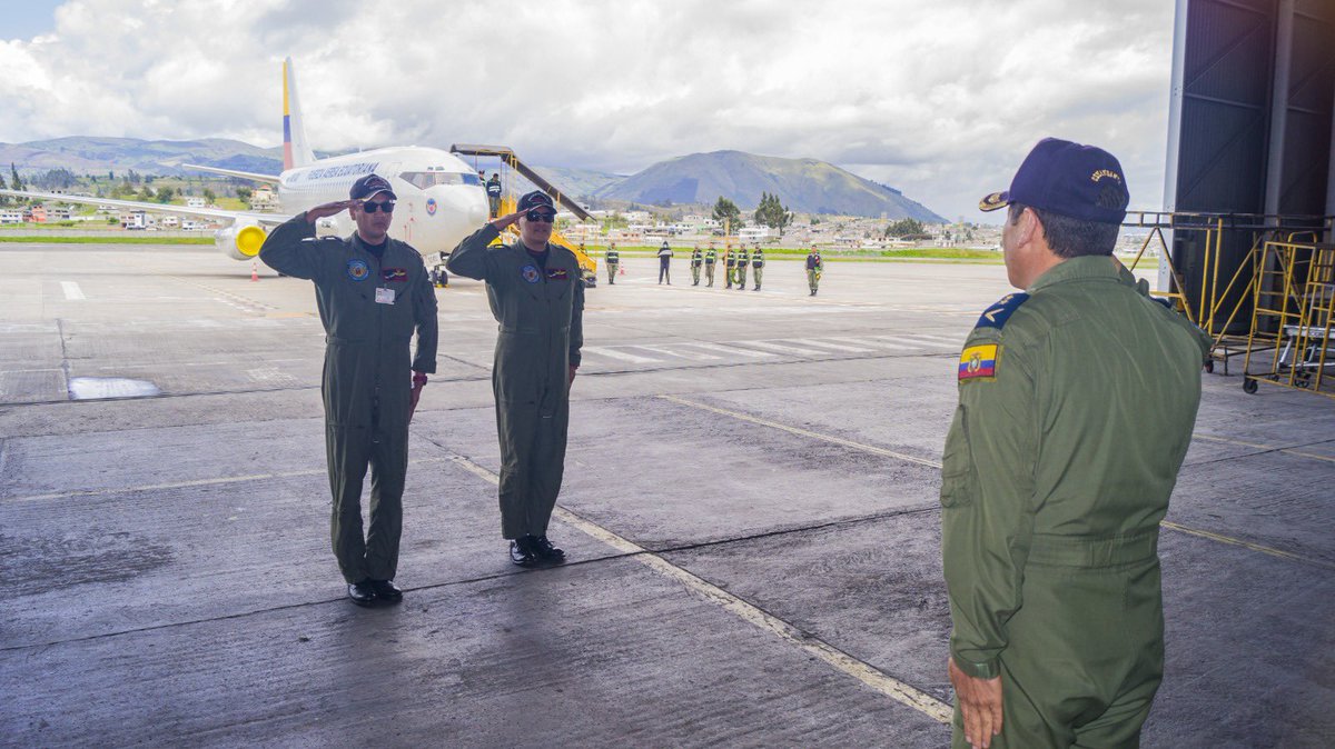 FuerzaAereaEc's tweet photo. Oficiales pilotos del Ala de Transporte Nro. 11 alcanzaron una nueva calificación operativa como Instructores del equipo de vuelo Boeing 737-200, de esta manera los #CentinelasDelAire se preparan permanente para cumplir con la misión institucional.✈️
#EstamosContigoEcuador🇪🇨 https://t.co/AuShS1UX6f