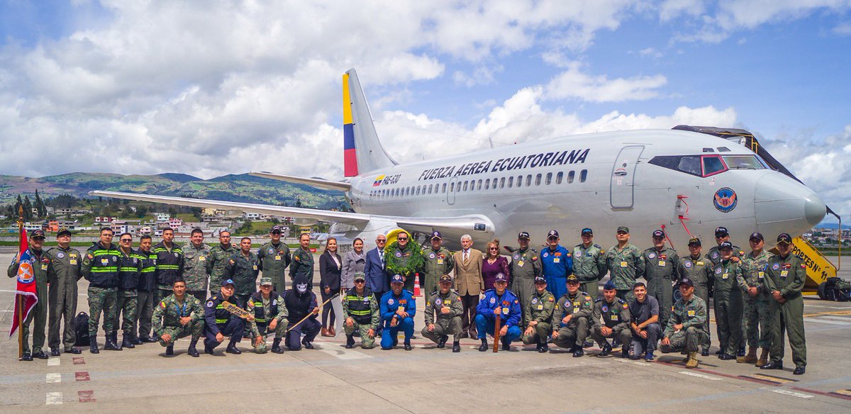 FuerzaAereaEc's tweet photo. Oficiales pilotos del Ala de Transporte Nro. 11 alcanzaron una nueva calificación operativa como Instructores del equipo de vuelo Boeing 737-200, de esta manera los #CentinelasDelAire se preparan permanente para cumplir con la misión institucional.✈️
#EstamosContigoEcuador🇪🇨 https://t.co/AuShS1UX6f