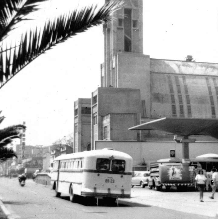 Así se veia calzada de Tlalpan esquina Ajusco en la década de los 60s, donde sobresale el templo de Cristo Rey, inaugurado en 1952, construido por el Arq. Antonio Muñoz y el Ing. Miguel Rebolledo,la gasolinera de la derecha aún existe. Foto: Col. Villasana. <a href="/FLopezr68/">Fᴇʀɴᴀɴᴅᴏ Lᴏ́ᴘᴇᴢ</a> <a href="/pepenaime/">José Naime</a>