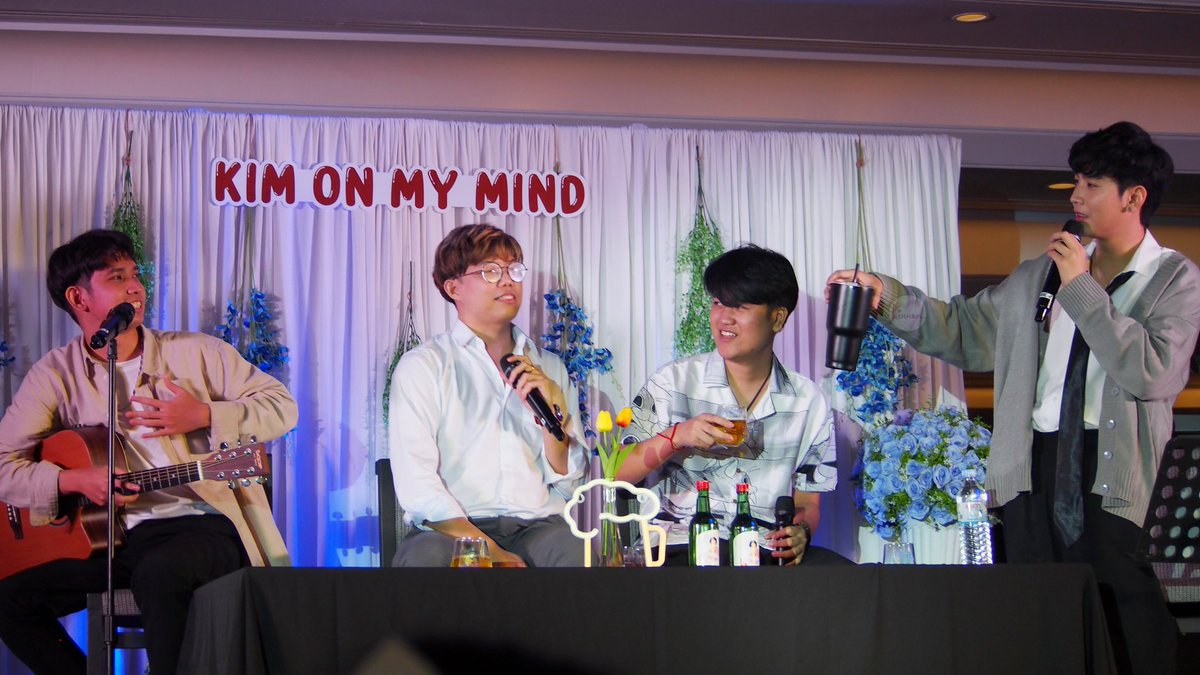 เมื่ออยู่ครบแก็งค์ในสตรีมก็จะโบ๊ะบ๊ะกันเก่งเข้าขาทันกันดี แต่พอมาออกงานจริงเหมือนจะเกร็งกันไปหน่อย เลยมีสะดุดบ้าง งานหน้ามาแก้ตัวใหม่นะ <a href="/KiimMon/">ขุณขิมมอญ</a> <a href="/thegozz7/">thegozz_</a> <a href="/K1mhunz/">คิมหาย</a> <a href="/ORAZU_/">orazu_aey</a>
#ขุณขิมมอญ
#thegozzหน้าหมา
#ใครไม่หันแต่คิมหันต์ 
#ชายเอย