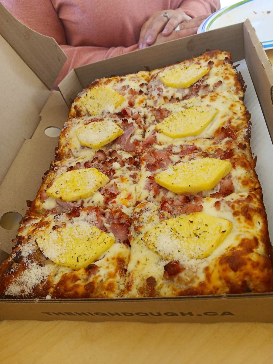 MReaTech's tweet photo. Pineapple does go on pizza https://t.co/0ADyE0LzUz