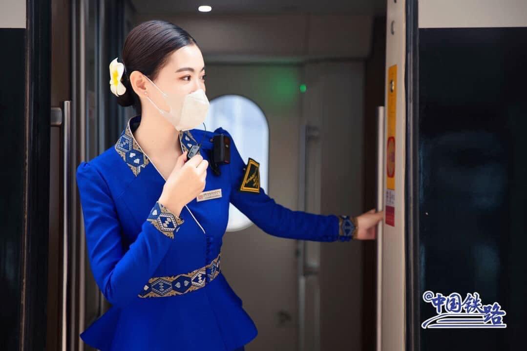 can_nw's tweet photo. เครื่องแบบชุดใหม่ของพนักงานต้อนรับผู้โดยสารรถไฟข้ามประเทศ จากนครหลวงเวียงจันทน์ ถึงนครคุนหมิง #ลาว #คุนหมิง #รถไฟลาวจีน https://t.co/En2JCxOdEC