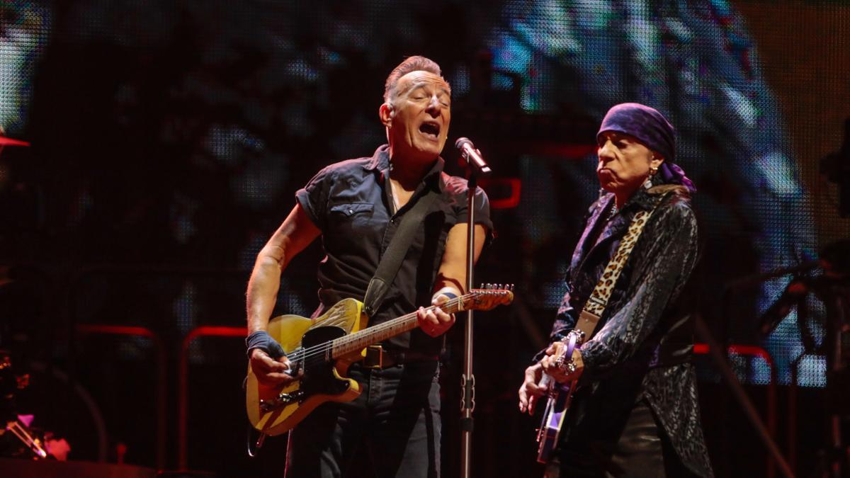 Springsteen bot tweet media