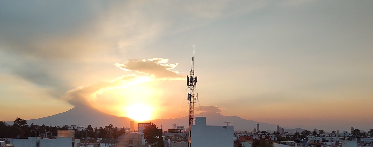 pabvlosaga's tweet photo. No eran más de las 7:00 pm, el Sol se ocultaba, el horizonte se tenía de tonos naranjas, la soledad se aproximaba, pero la confusión era, incluso más rápida, ¿Qué pasó? Todo parecía ir en la dirección correcta... https://t.co/Jg79TYd8AS