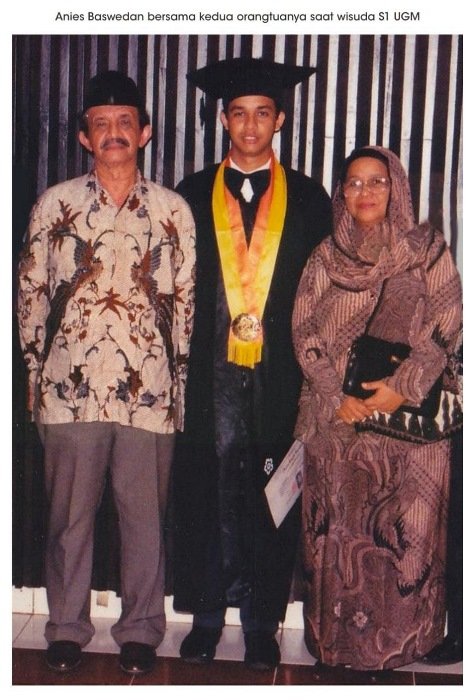 el4n9bint4n9's tweet photo. Kalo ada foto @jokowi bareng kedua ortu nya waktu kelulusan dengan wajah jelas. Gw baru percaya kalo dia lulusan UGM 😛😏 https://t.co/B2UD0LvnMU