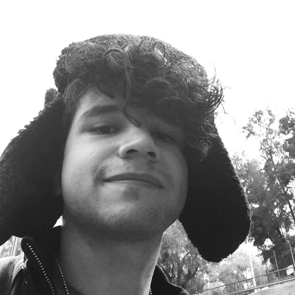 Bull12r's tweet photo. #NuevaFotoDePerfil

Para los que pasaron esta década pensando que mi cara era un logo. https://t.co/Hv6yZE61vD