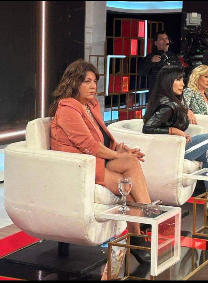 elvio_maldo's tweet image. #DebateDelViernes ya q dice ángel q le va tannn  biennn ...q arreglen los sillones o los cambien