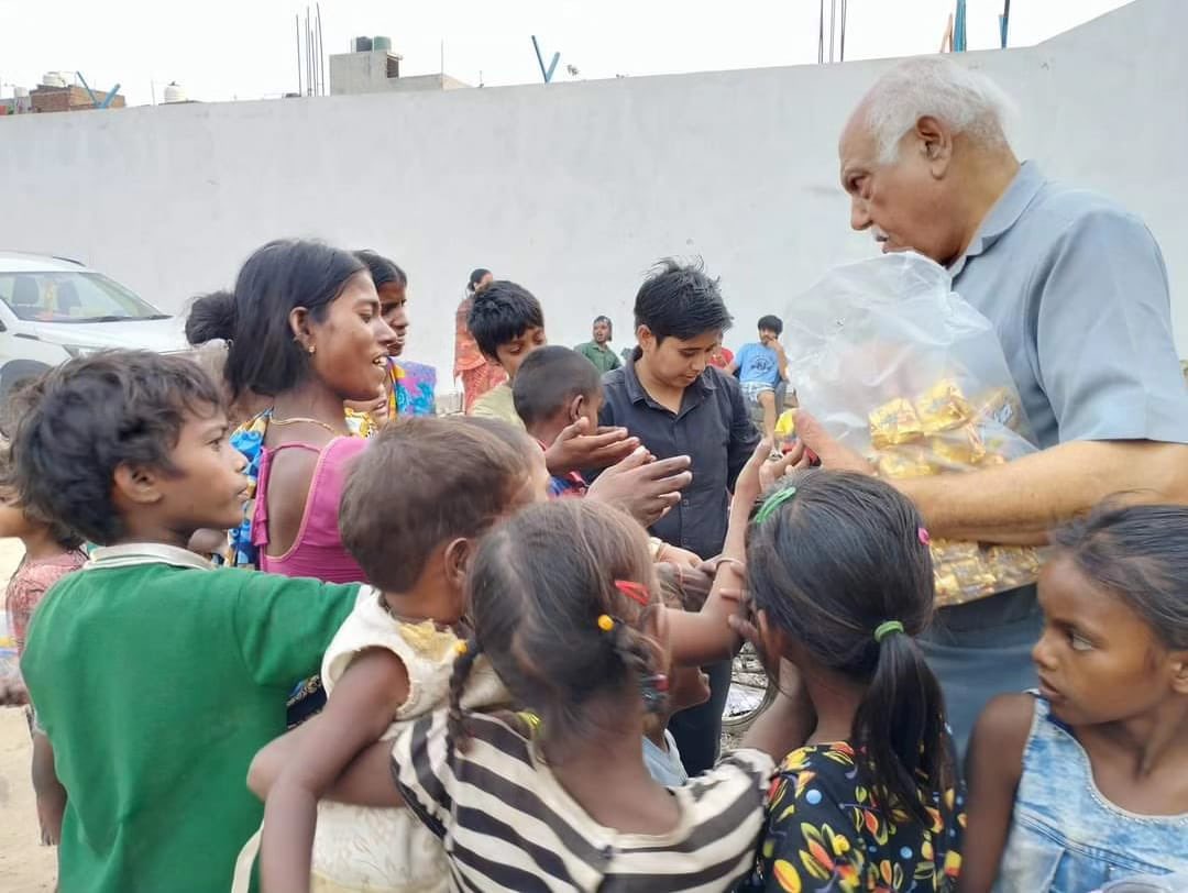 Ishtfoundation's tweet photo. Multitalented personality Mr. Vijay Dhall (Air Force Veteran) came to meet the students of our free education centre. Where,they distributed daily uses things . They also encouraged and blessed them to do more better in their upcoming future. https://t.co/3NtfOkYBJb