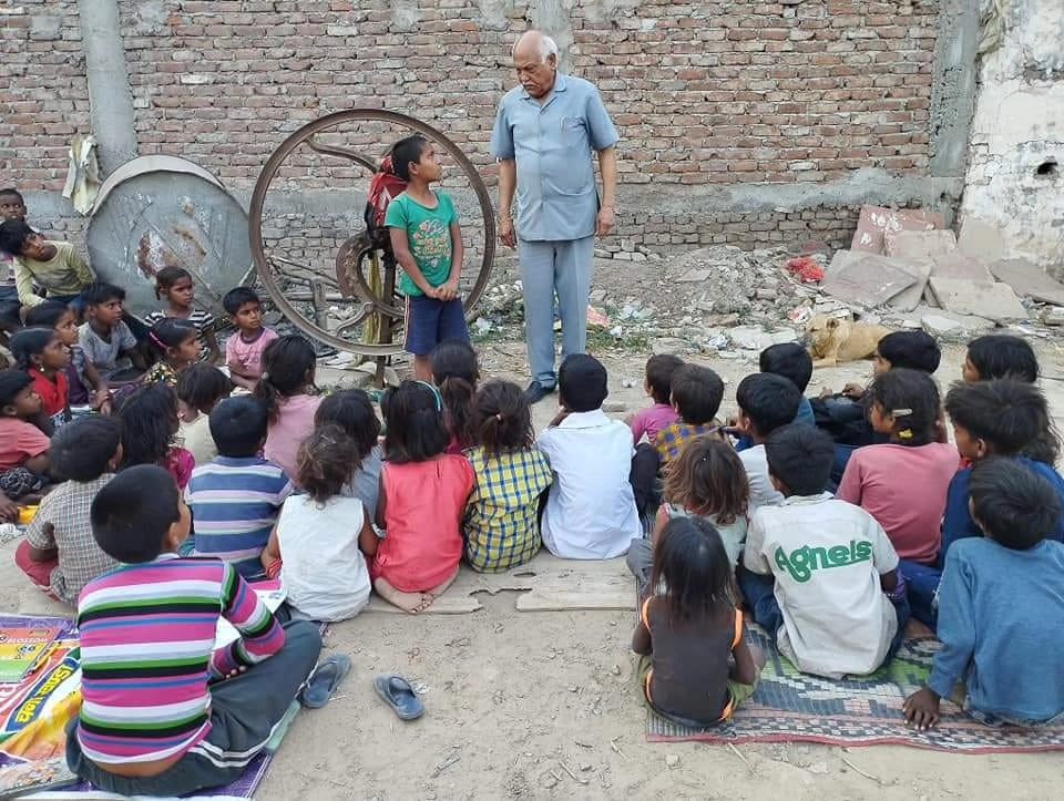 Ishtfoundation's tweet photo. Multitalented personality Mr. Vijay Dhall (Air Force Veteran) came to meet the students of our free education centre. Where,they distributed daily uses things . They also encouraged and blessed them to do more better in their upcoming future. https://t.co/3NtfOkYBJb