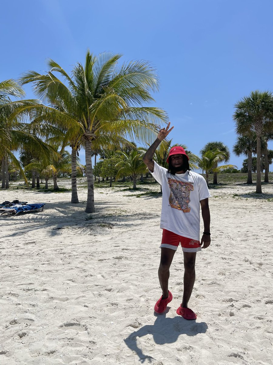 FredoBoogie_'s tweet photo. Don’t bring sand to the beach https://t.co/BsHyk2uvqe