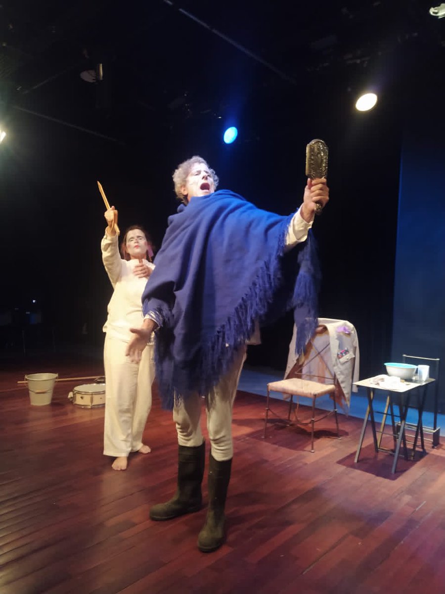 Aquí estoy con Tetelo Fernández.

La foto es de Carlos Abbatemarco y la obra es Tadeo al Espejo.

La respuesta del público fue tan generosa, que seguiremos hoy (5 pm), el sábado y el domingo (4:30 pm) en el Trasnocho Cultural.

Alucinando con nuestras raíces junto a <a href="/virgiaponte/">virgiaponte</a>