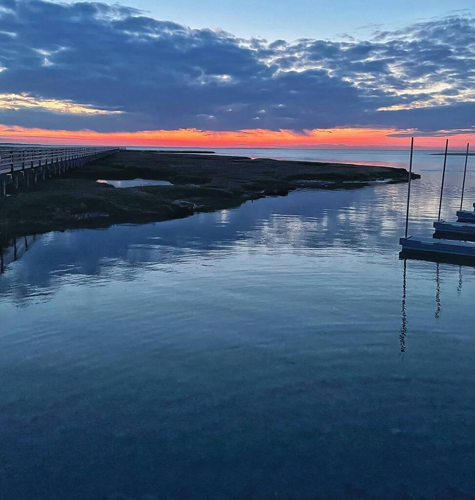 A sunset well worth remembering #greysbeach #bassholeboardwalk #capecodsunset #sunset#afterglow instagr.am/p/CrmrM6yOw9N/