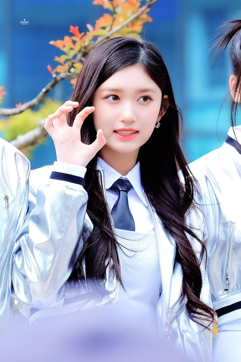 IVEsMAZE's tweet photo. 230428 뮤뱅 미팬
#아이브 #IVE #이서 https://t.co/cvMyA1lq2C