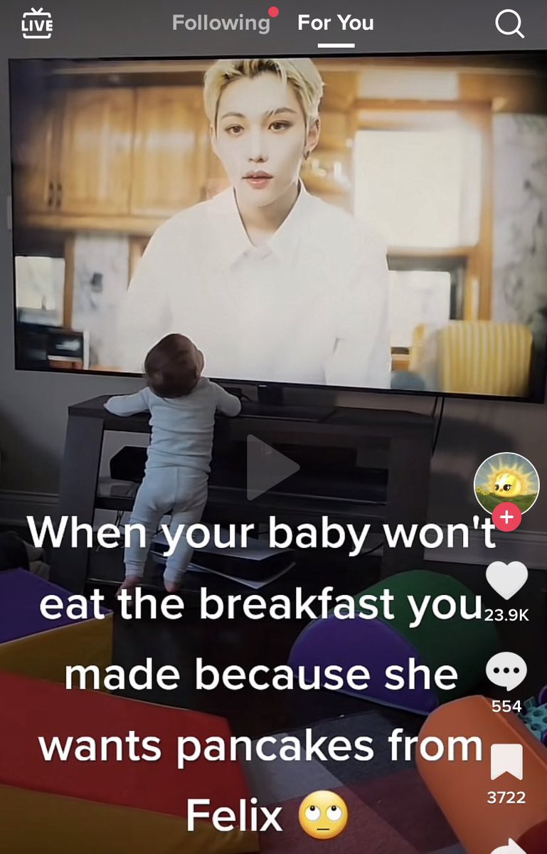 petitlix's tweet photo. playing your eyes mv on this gigantic tv is CRAZY https://t.co/RqgZii1VOo