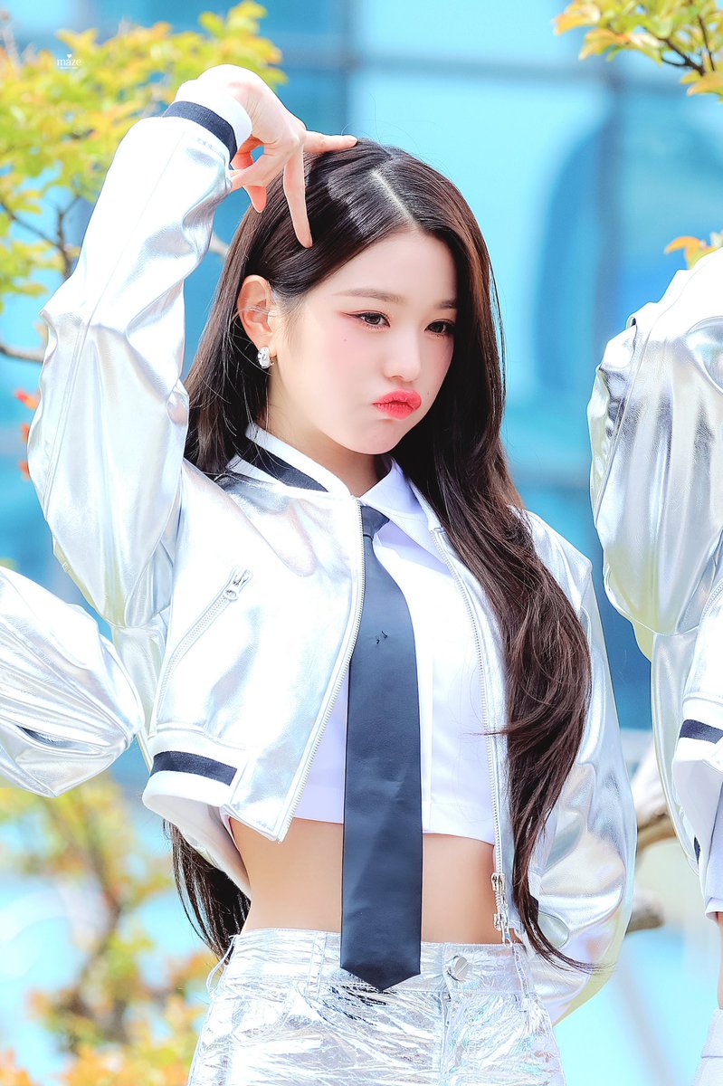 IVEsMAZE's tweet photo. 230428 뮤뱅 미팬
#아이브 #IVE #원영 #장원영 https://t.co/16BMupV5Ky