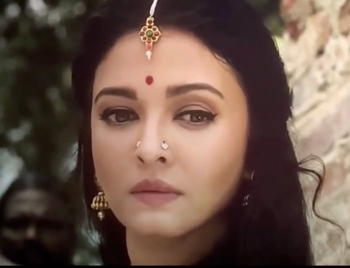My_AishwaryaRai's tweet photo. I don’t remember when was the last time an actress got this much of appreciation for her performance and being called show stealer and in a movie full of amazing talented actors 🙌

#AishwaryaRaiBachchan𓃵 #PonniyinSelvan2 #AishwariyaRai #AishwaryaRaiBachchan https://t.co/7NAVaKy04p