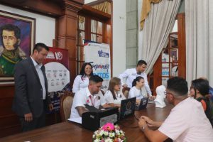 Sofi_256lp's tweet photo. #28Abr || #Mérida Emprendedores recibieron certificados de afiliación y solvencia del FAOV 
https://t.co/3WmN77LnrZ 

Visita nuestra web
⬇️
https://t.co/olv0rIpwLN

@JEHYSONGUZMAN

#ConSancionesNada
#JusticiaYReparación
#PrensaGobernaciónDeMérida https://t.co/dc9icmAIoo