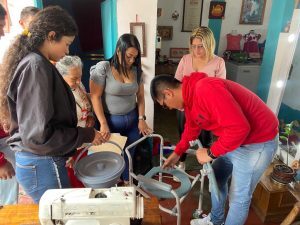 Sofi_256lp's tweet photo. #28Abr || #Mérida Gobierno regional entregó ayuda técnica en Miranda 
https://t.co/iO10pbugqr 

Visita nuestra web
⬇️
https://t.co/olv0rIpwLN

@JEHYSONGUZMAN

#ConSancionesNada
#JusticiaYReparación
#PrensaGobernaciónDeMérida https://t.co/ORkW8YsM1J